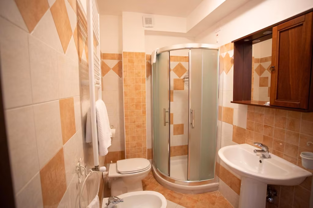 Il bagno privato di una camera dell'Albergo Ad Astra
