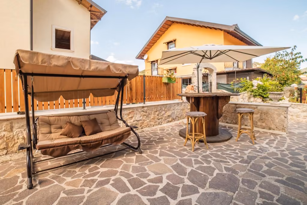 La terrazza dell'Albergo Ad Astra con vista sulle montagne del Parco