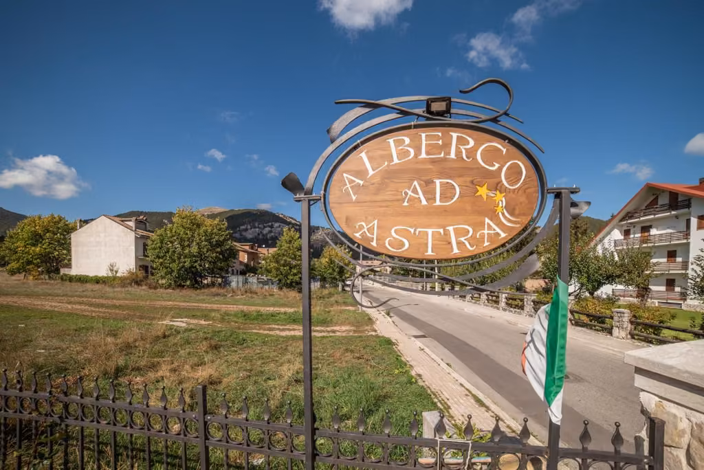 I boschi e i monti del Parco Nazionale d'Abruzzo vicino all'albergo