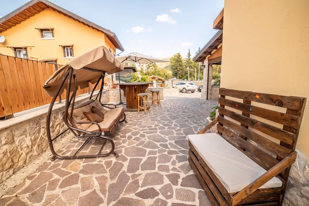 Lo spazio all'aperto dell'albergo a Pescasseroli