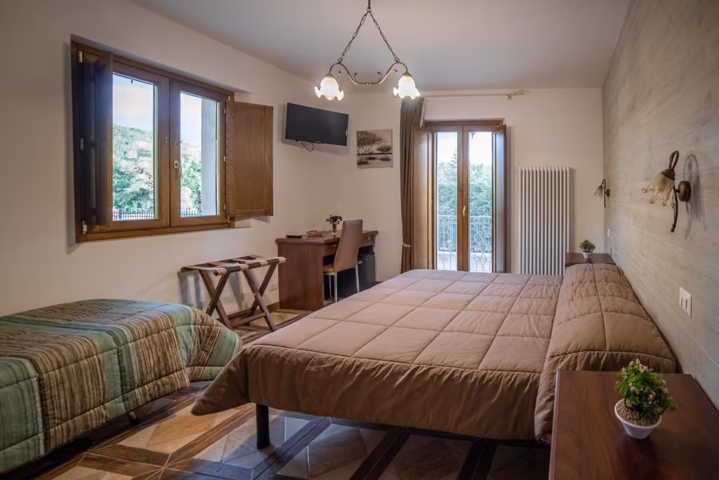 Camera matrimoniale dell'Albergo Ad Astra a Pescasseroli, con letto matrimoniale e tavolo